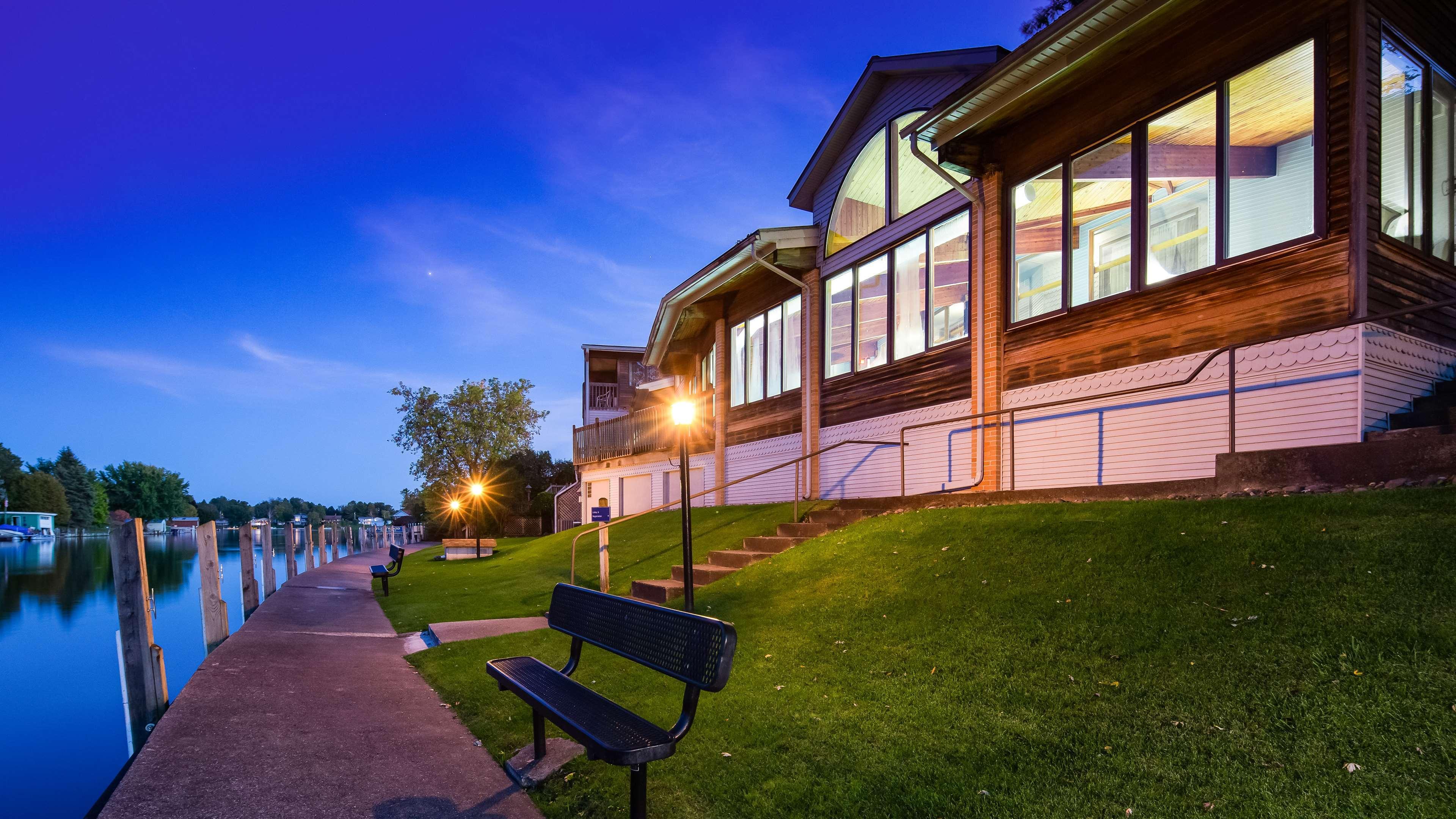 Best Western River Terrace Cheboygan Exterior foto